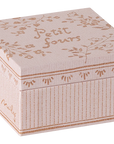 A square, light pink Maileg Cakes Display box with delicate floral patterns and "Petit fours" in brown handwritten style on the lid. Perfect for dollhouse mini cake sets, it features decorative lines and tiny flowers along the sides. Brand: Maileg.