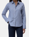 Basic long-sleeve CLOSED shirt in a regular fit with dark jeans, displayed on white background.