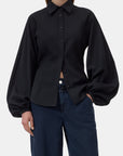 CLOSED Raglan Shirt with balloon sleeves and dark blue jeans, casual style, one hand in pocket.