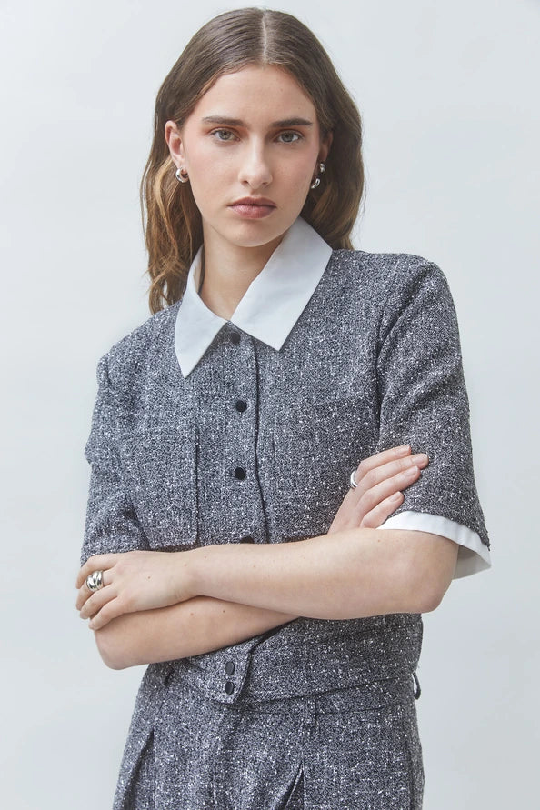 Gray SUNCOO Lino suit with short sleeves and white collar, modeled with a relaxed, modern style.