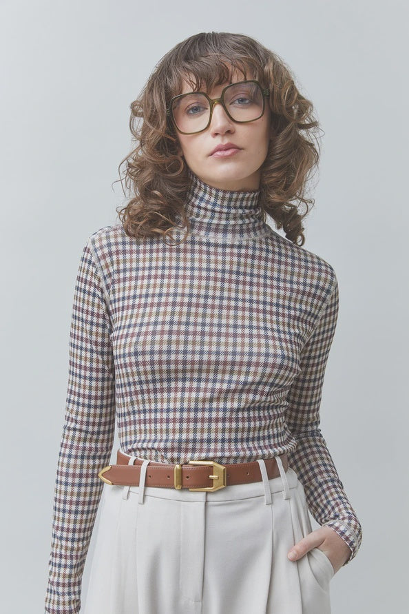 SUNCOO Manech check-print tee and high-waisted pants in a casual style, modeled against a plain backdrop.