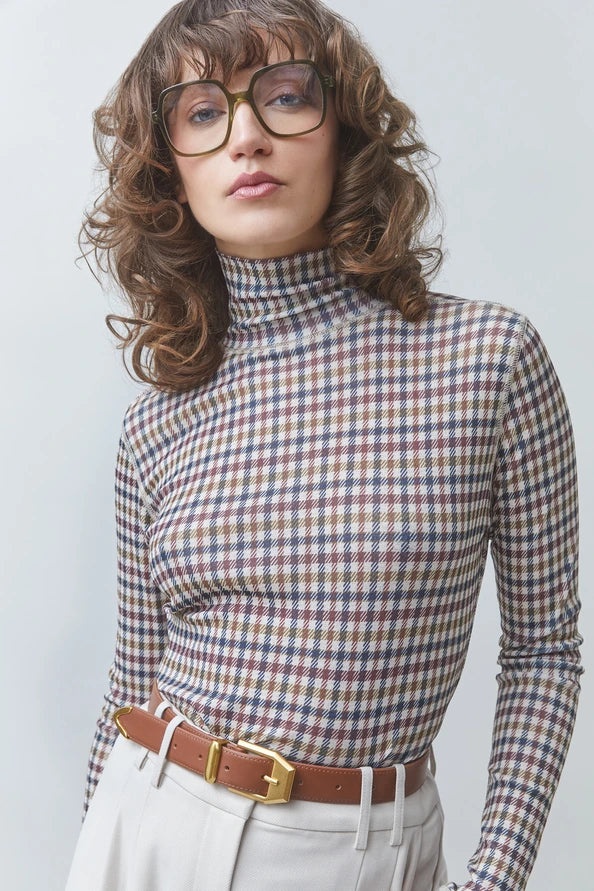 SUNCOO Manech check-print tee in neutral tones styled with beige pants and brown belt, casual modern look.