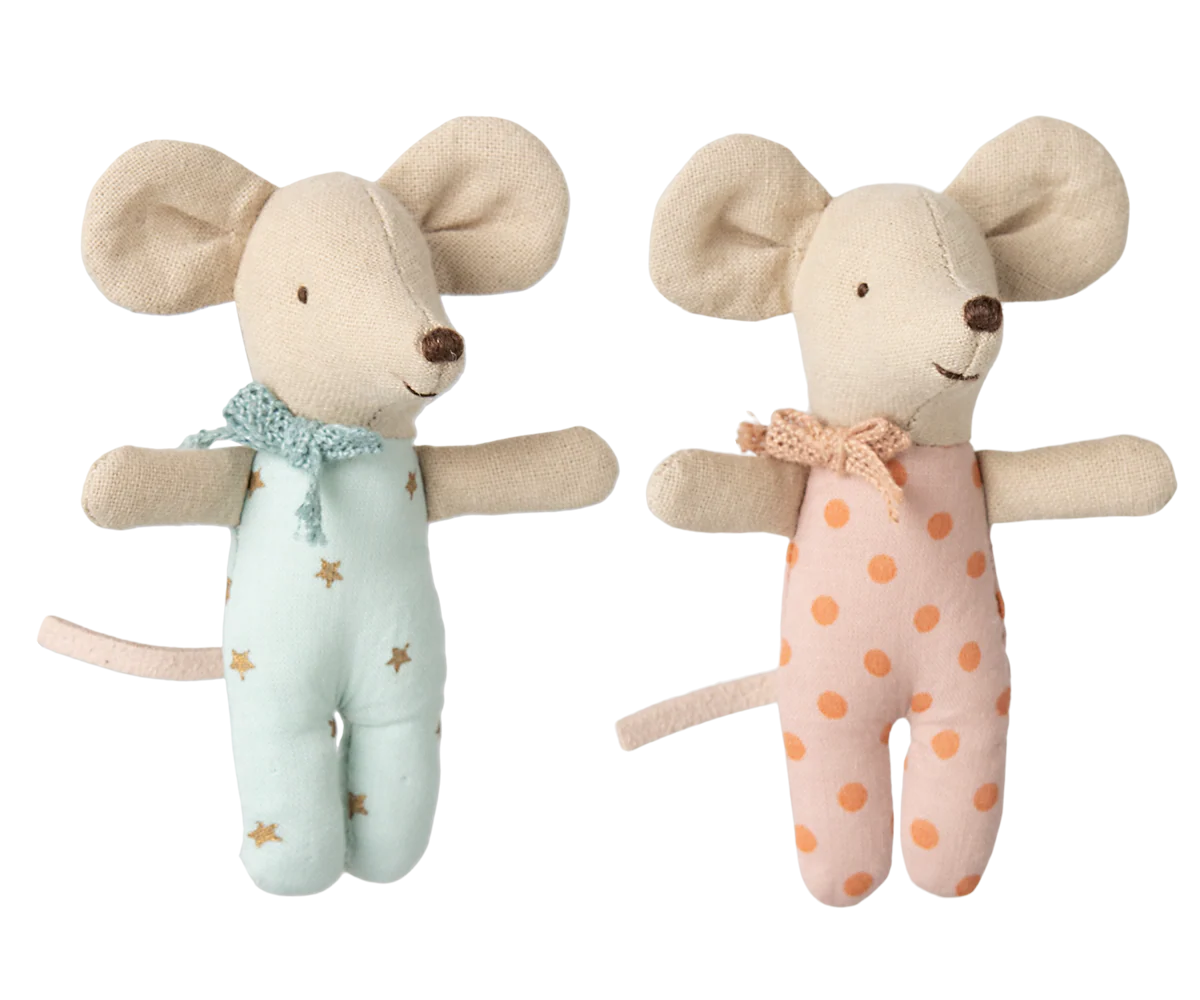 Maileg's Twins, Baby mice in matchbox feature two beige toy mice with large ears and scarves—one in a blue star outfit, the other in pink with orange polka dots. Both have long tails, smiling faces, and outstretched arms.