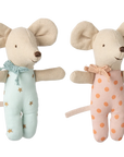 Maileg's Twins, Baby mice in matchbox feature two beige toy mice with large ears and scarves—one in a blue star outfit, the other in pink with orange polka dots. Both have long tails, smiling faces, and outstretched arms.