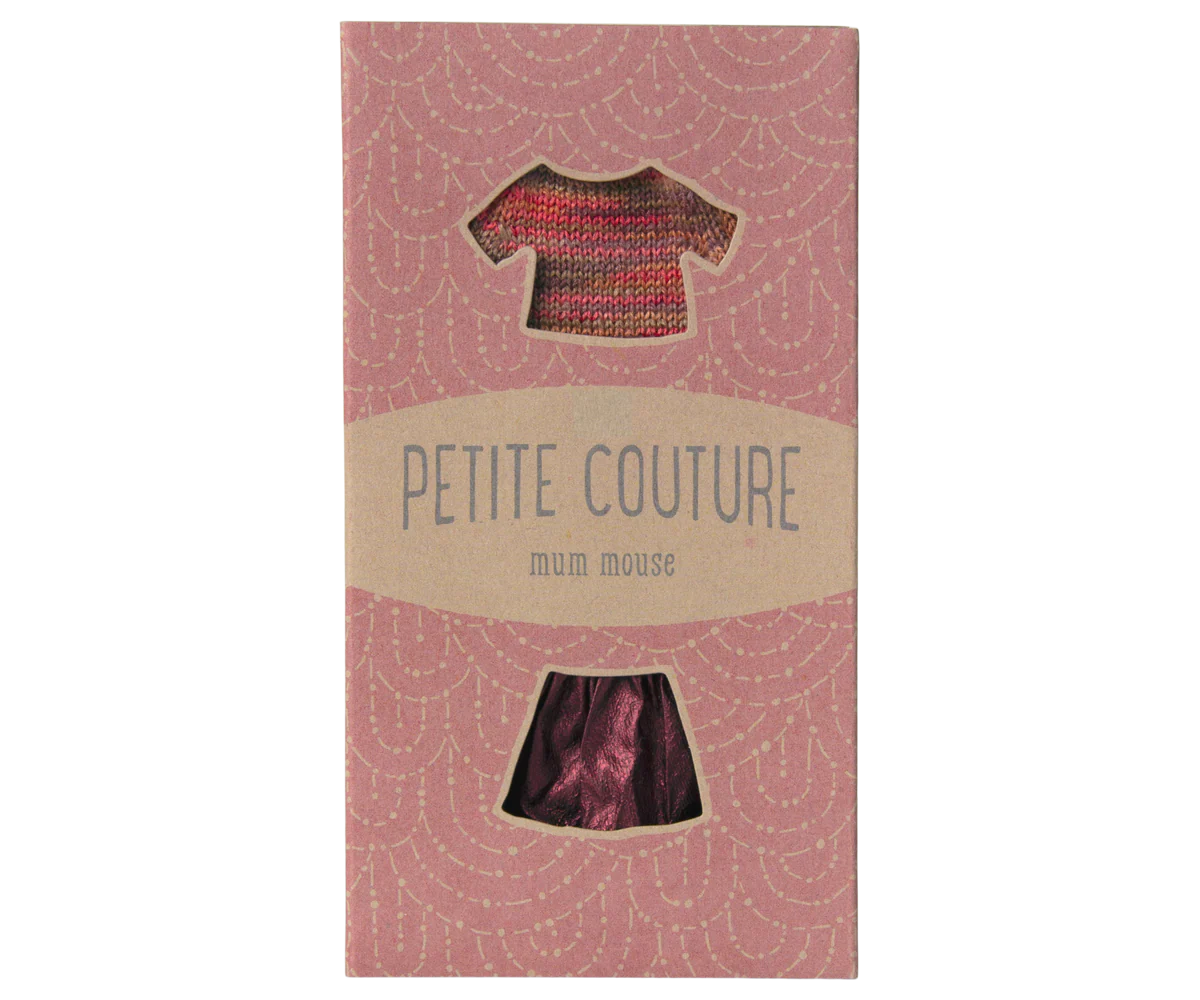 A pink Maileg box with window cutouts displays the Maileg Skirt & Knitted Blouse set—adorable little mouse clothes for stylish play.