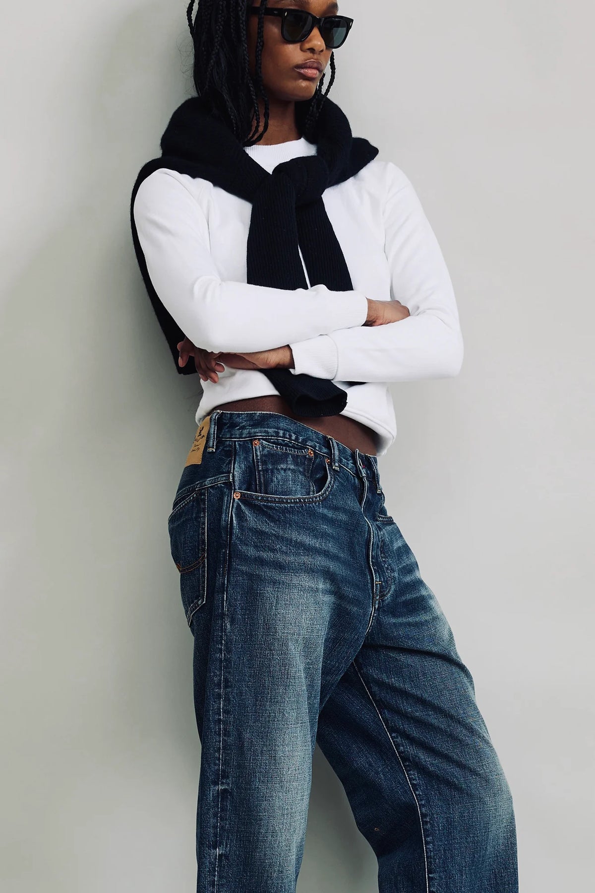 Denimist HAISLEY SLOUCH BF SLOANE INDIGO jeans styled with black sweater and white shirt, casual modern look.