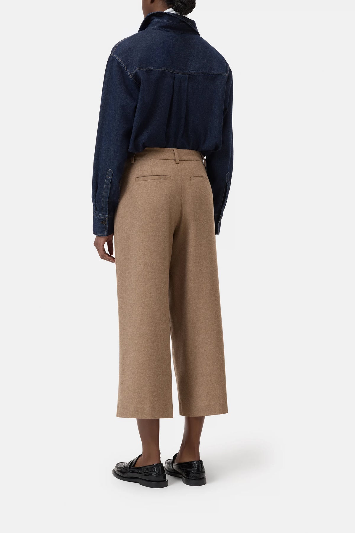 CLOSED Wren Pant in a back view, styled with dark denim shirt and black loafers for a modern casual look.