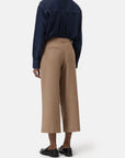 CLOSED Wren Pant in a back view, styled with dark denim shirt and black loafers for a modern casual look.