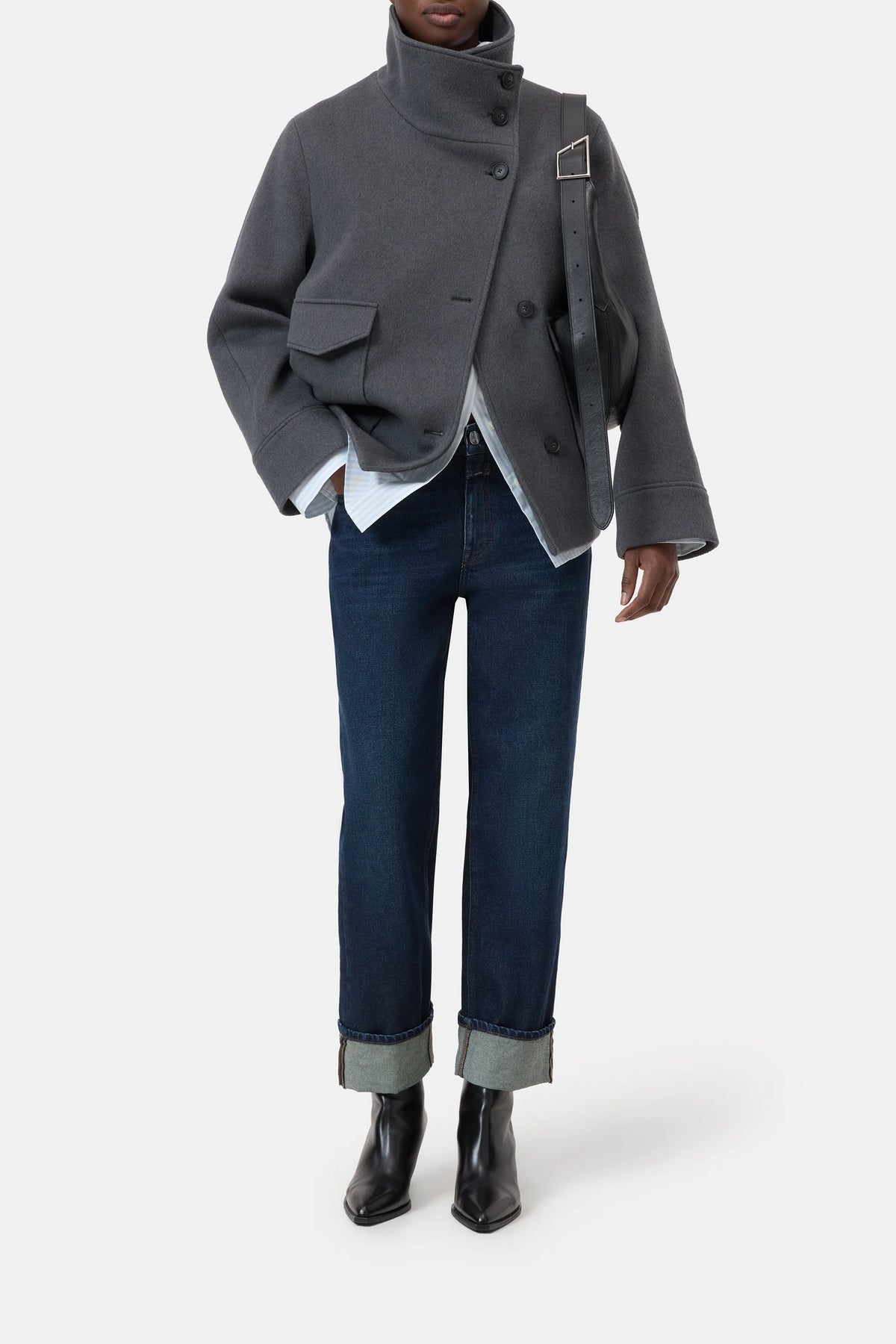 CLOSED Milo dark blue jeans styled with a gray jacket and black boots, casual modern look.