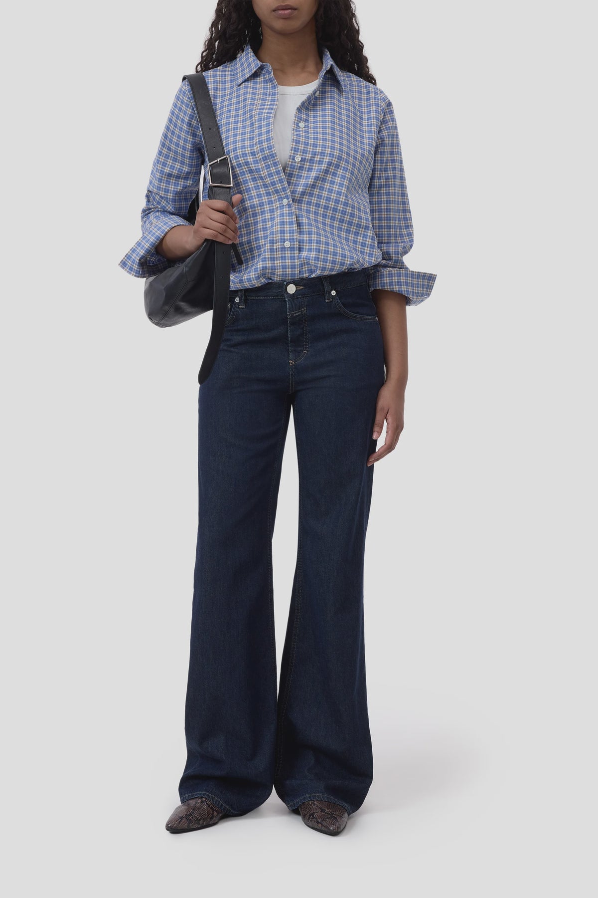 CLOSED Basic Shirt in white styled with dark flared jeans and black shoulder bag, casual modern look.