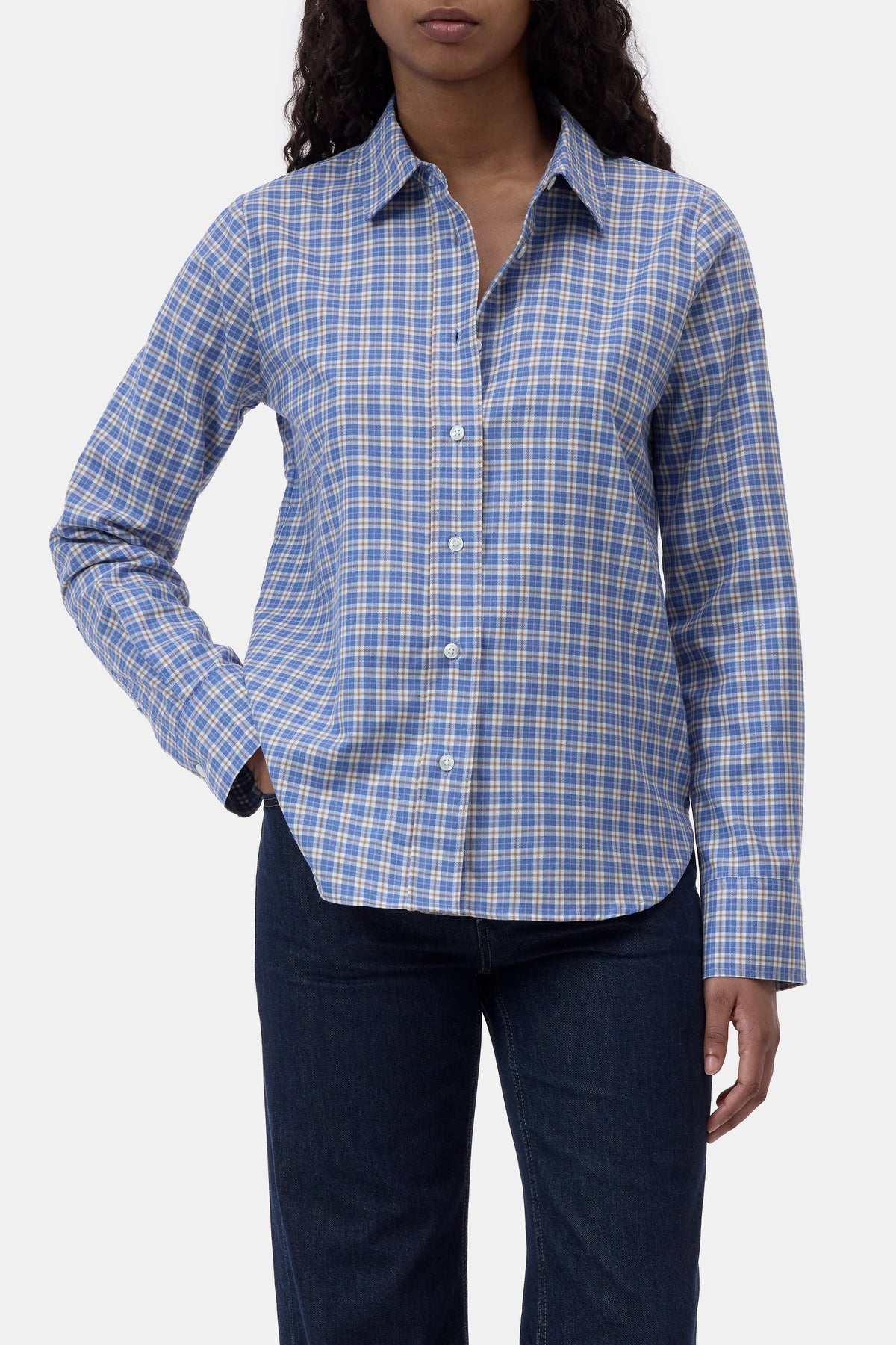 Basic long-sleeve CLOSED shirt in a regular fit with dark jeans, displayed on white background.