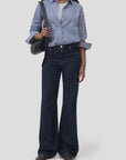 CLOSED Basic Shirt in white styled with dark flared jeans and black shoulder bag, casual modern look.