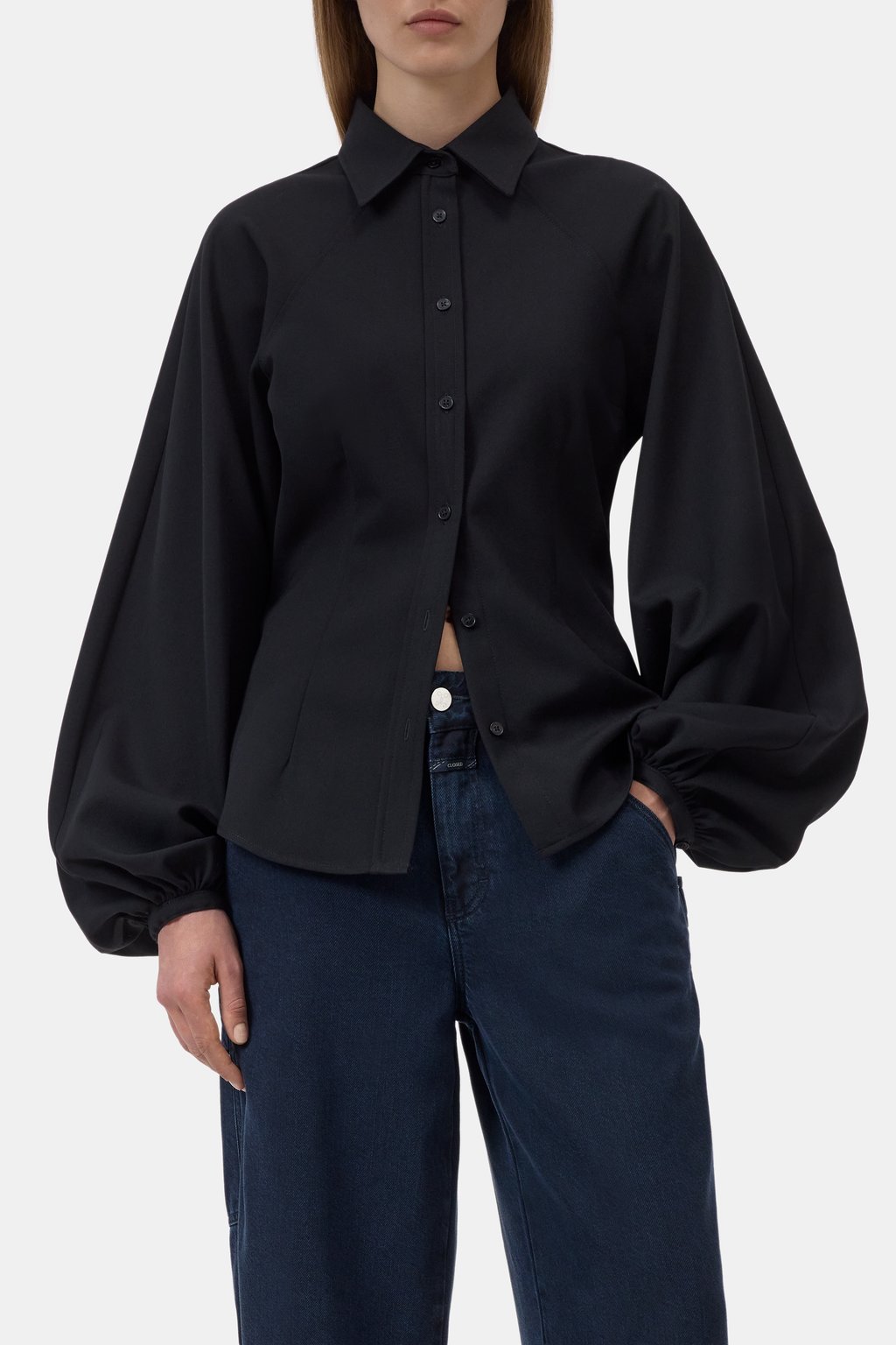 CLOSED Raglan Shirt with balloon sleeves and dark blue jeans, casual style, one hand in pocket.