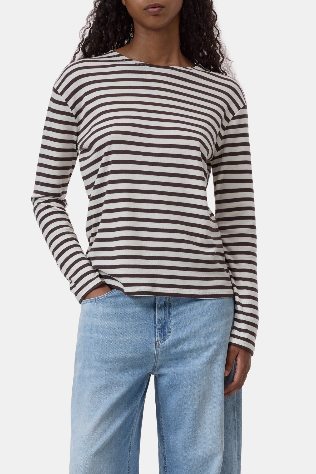 CLOSED Basic Long Sleeve Tee in white with light blue jeans, relaxed fit, Bungalow Furniture & Accessories casual look.