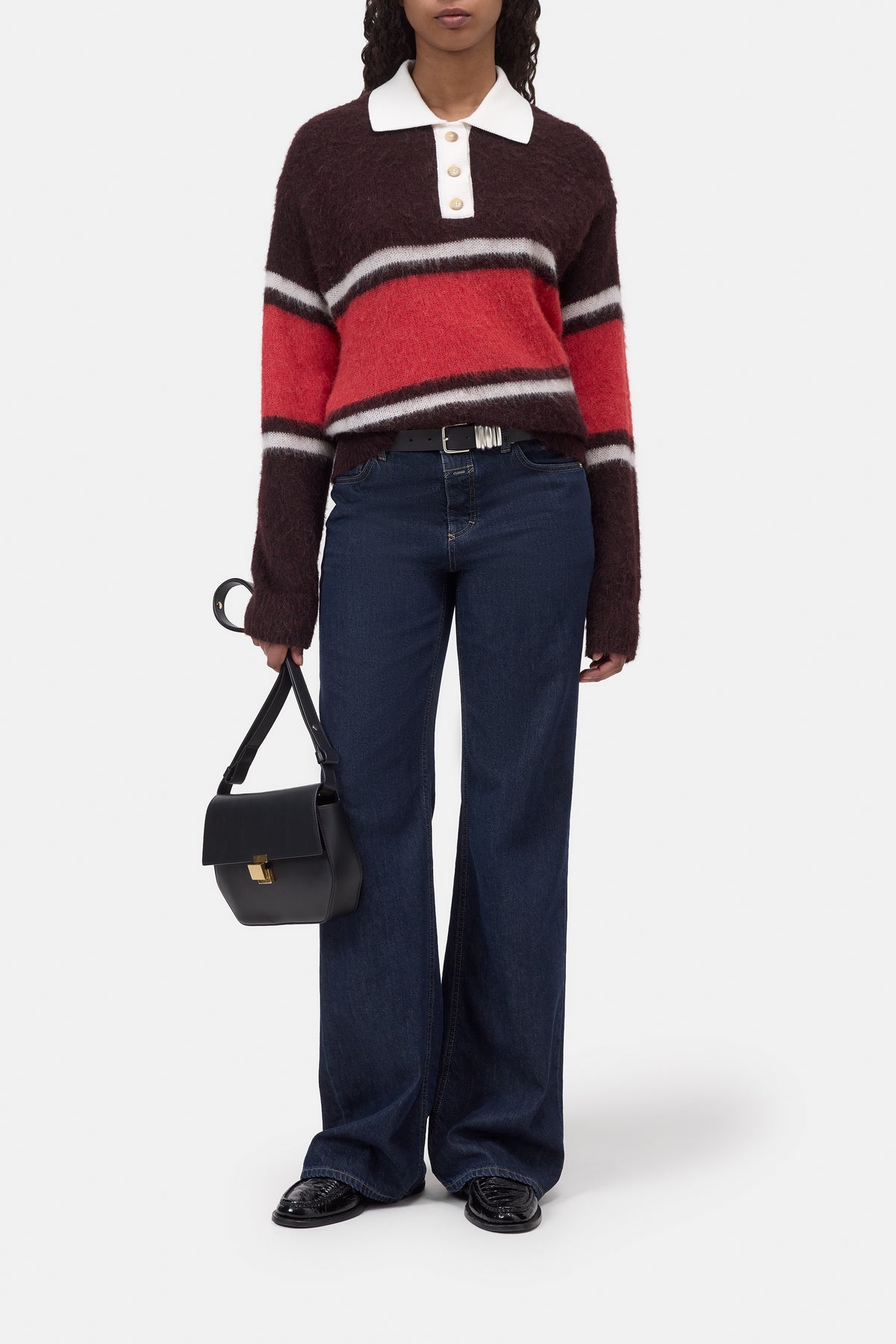CLOSED Polo with rugby stripes, paired with wide-leg jeans and black accessories, styled for a modern casual look.
