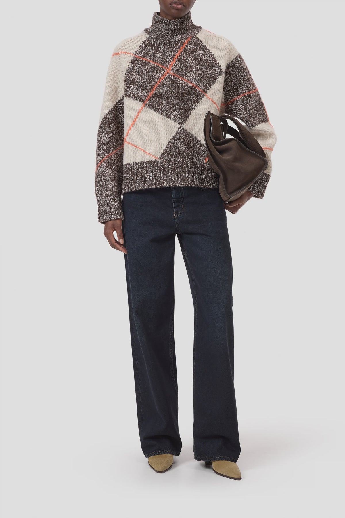 CLOSED ArgyleR longsleeve in argyle pattern, styled with dark jeans and tan shoes, holding brown clutch.
