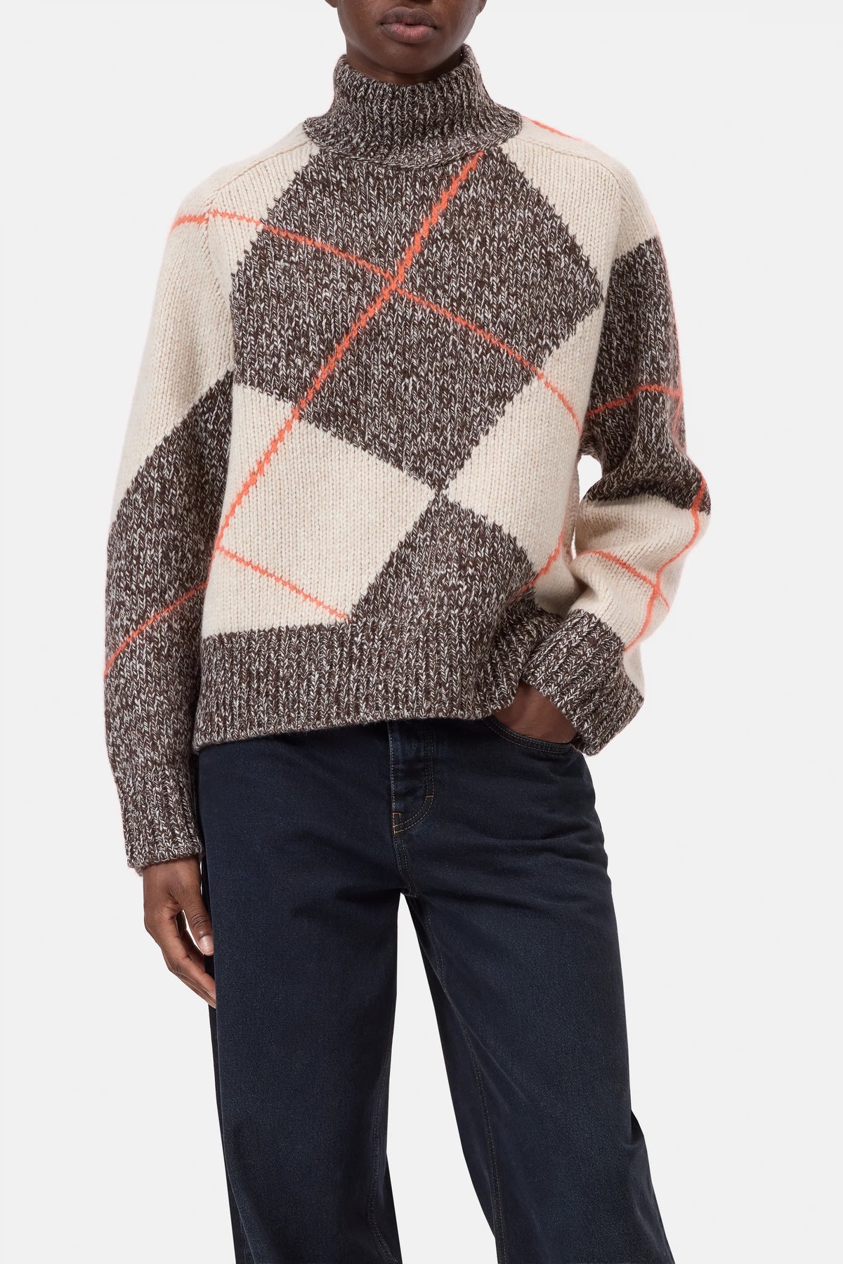 CLOSED ArgyleR Longsleeve sweater in black and white argyle, styled with black jeans and chunky collar jumper.