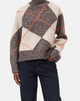 CLOSED ArgyleR Longsleeve sweater in black and white argyle, styled with black jeans and chunky collar jumper.