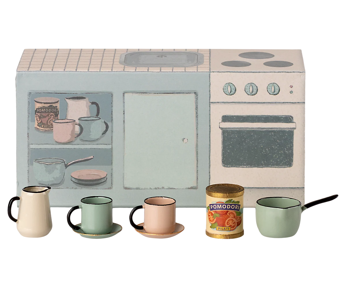 The Maileg Kitchen counter by Maileg features a retro-style cardboard stove and oven backdrop, pastel cups and plates, a white pitcher, green saucepan, and a "Pomodori" can—perfect for SuitCasa mouse-approved meals.