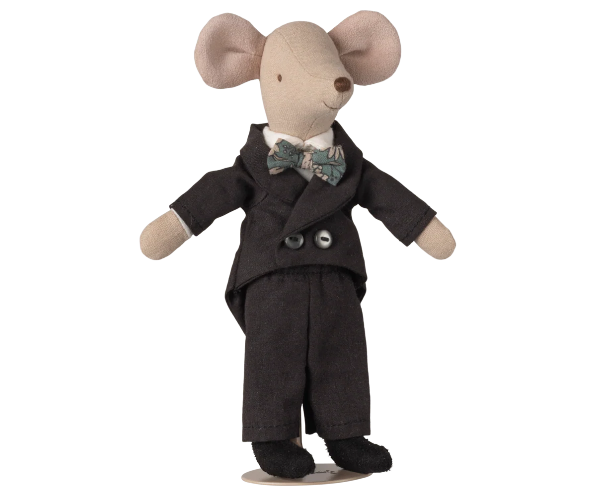 Stuffed Maileg wedding mice couple in a decorative box, dressed in bridal attire, perfect for display or gifting.