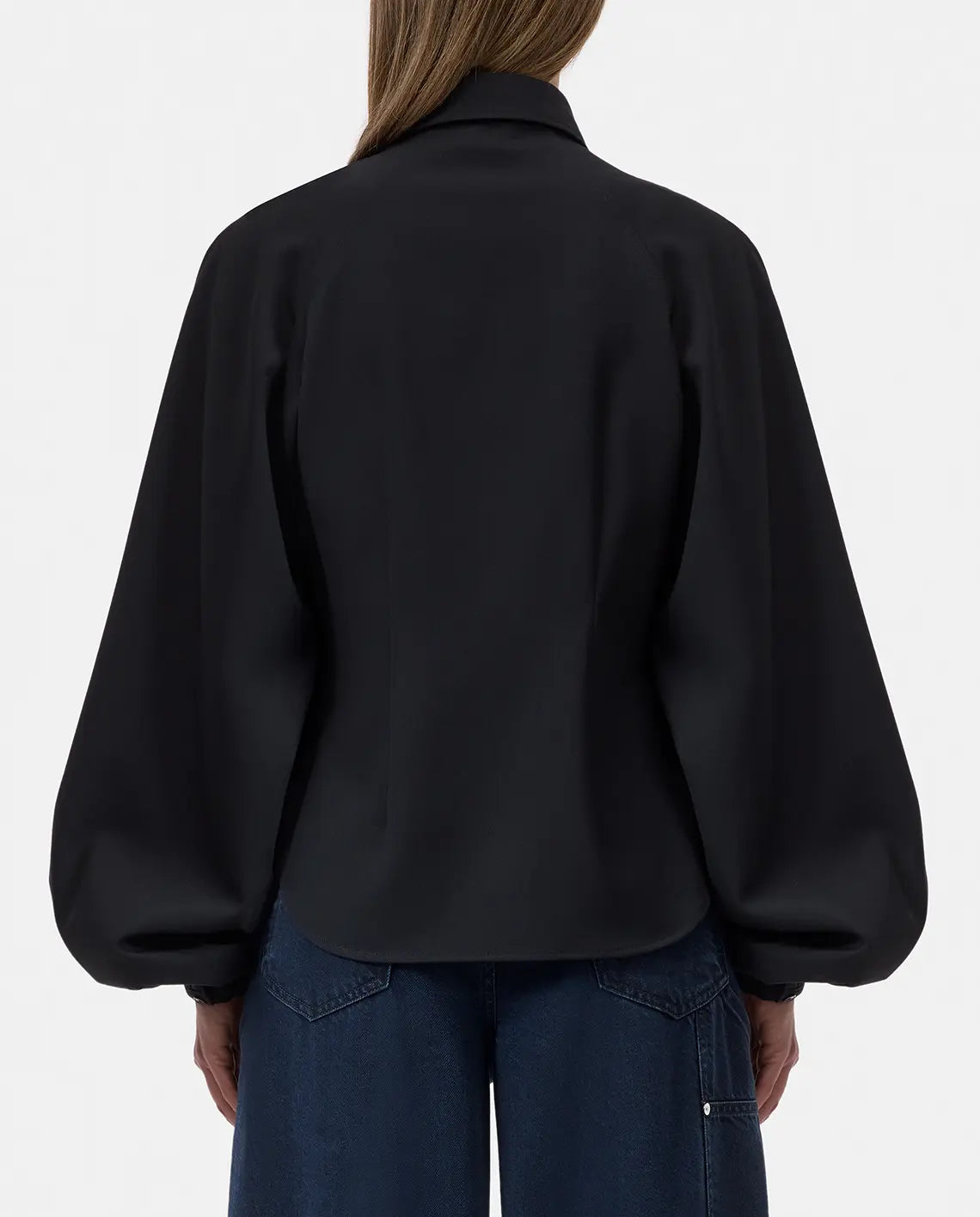 CLOSED Raglan Shirt in white with blue jeans, shown from the back. Casual modern style for everyday wear.