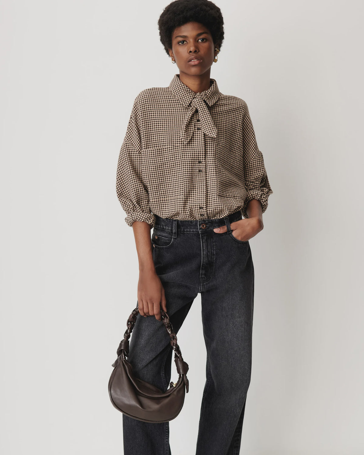 Sessun CECILY shirt in brown and black gingham with a knotted collar, styled with dark gray jeans and a shoulder bag.