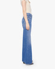 High-waisted Mother Lil Lemon Twist Skimp jeans paired with a beige short-sleeve top, model shown side view.
