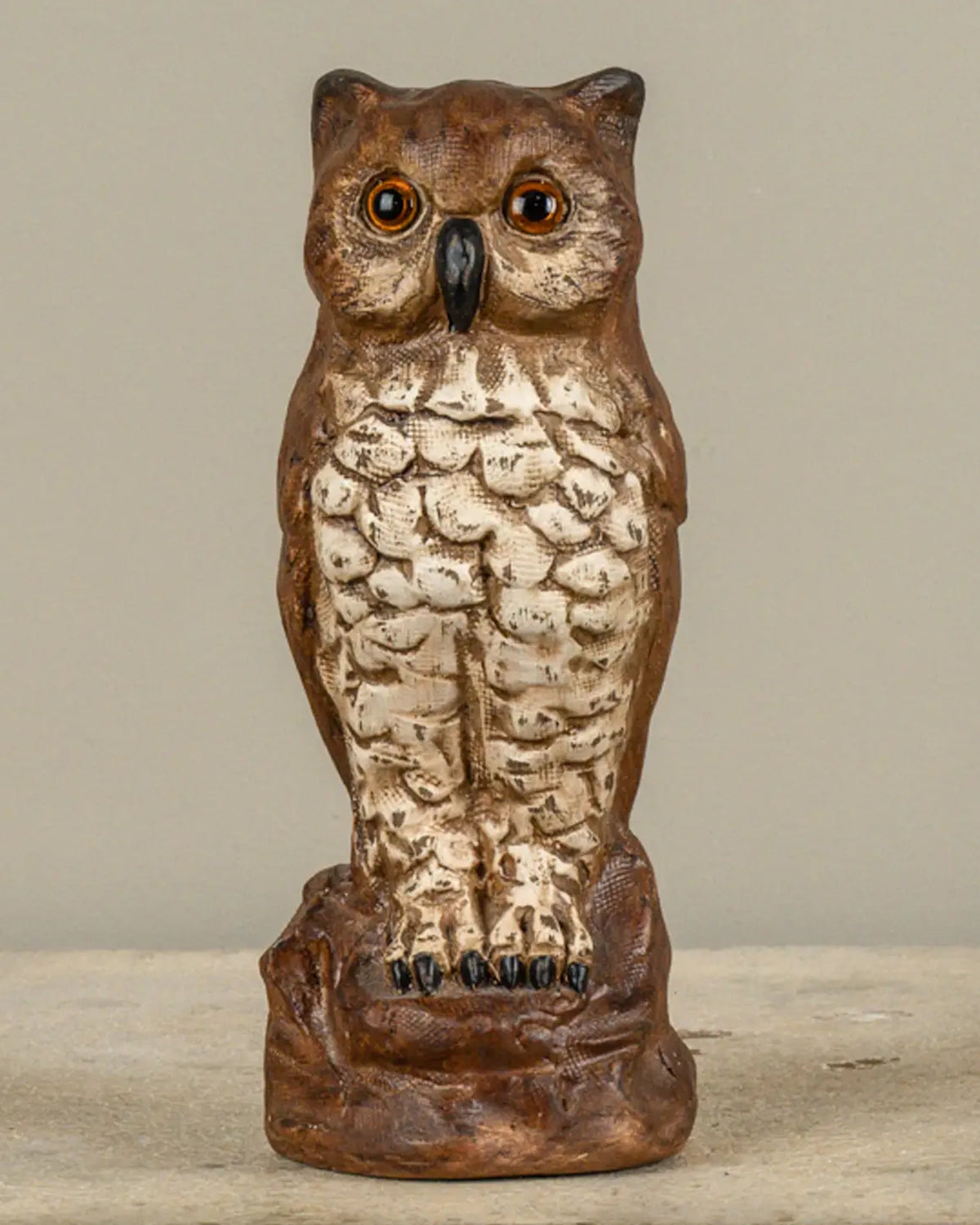 Carved wood owl figurine with brown and white feathers by Faire, vintage style, 11.4 x 10.8 x 26 cm.
